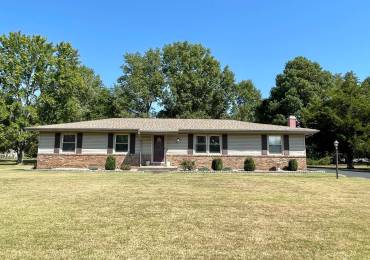 306 GATEWAY Drive, Marion, Illinois, 3 Bedrooms Bedrooms, ,2 BathroomsBathrooms,Residential,For Sale,GATEWAY,RMAEB454953