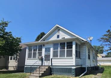 830 15TH Avenue South, Clinton, Iowa, 2 Bedrooms Bedrooms, ,1 BathroomBathrooms,Residential,For Sale,15TH,RMAQC4256580