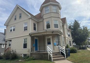 1421 GRAND Avenue, Davenport, Iowa, 2 Bedrooms Bedrooms, ,1 BathroomBathrooms,Residential Lease,For Rent,GRAND,RMAQC4258065