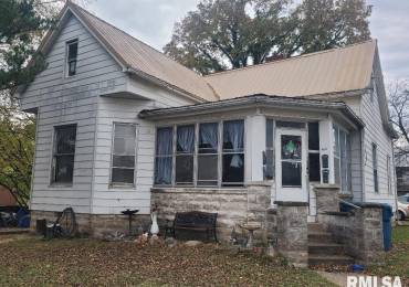 300 LOCUST Street, McLeansboro, Illinois, ,Residential Income,For Sale,LOCUST,RMAEB455902