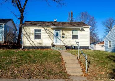 1334 37TH Street, Davenport, Iowa, 2 Bedrooms Bedrooms, ,1 BathroomBathrooms,Residential,For Sale,37TH,RMAQC4259127