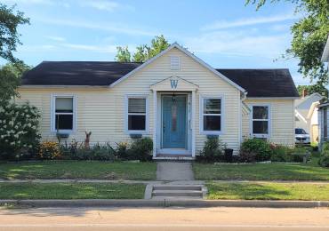 612 14TH Avenue, Fulton, Illinois, 2 Bedrooms Bedrooms, ,1 BathroomBathrooms,Residential,For Sale,14TH,RMAQC4259765