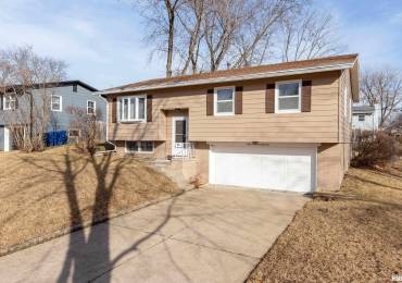 3373 29TH Street, Bettendorf, Iowa, 3 Bedrooms Bedrooms, ,1 BathroomBathrooms,Residential Lease,For Rent,29TH,RMAQC4260193