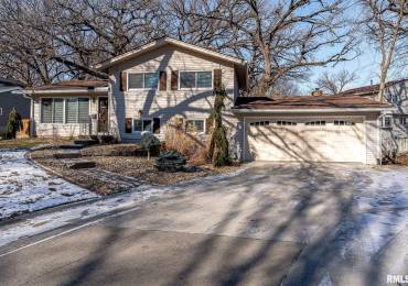 2004 LINCOLN Road, Bettendorf, Iowa, 3 Bedrooms Bedrooms, ,2 BathroomsBathrooms,Residential,For Sale,LINCOLN,RMAQC4259759