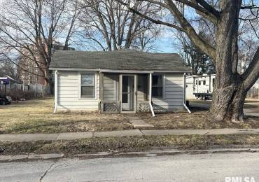 320 WOODBURY Street, Macomb, Illinois, 2 Bedrooms Bedrooms, ,1 BathroomBathrooms,Residential,For Sale,WOODBURY,RMAPA1256517