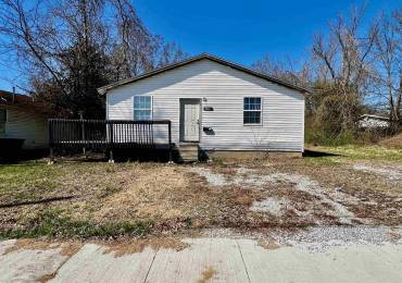 422 Brush Street, Carbondale, Illinois, 4 Bedrooms Bedrooms, ,2 BathroomsBathrooms,Residential,For Sale,Brush,RMAEB457216