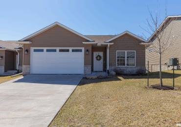 702 TITUS Court, Le Claire, Iowa, 3 Bedrooms Bedrooms, ,3 BathroomsBathrooms,Residential,For Sale,TITUS,RMAQC4261599