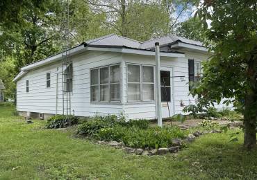 718 Burkett Street, Benton, Illinois, 2 Bedrooms Bedrooms, ,1 BathroomBathrooms,Residential,For Sale,Burkett,RMAEB457756