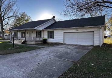 4 WALKER Avenue, Beardstown, Illinois, 3 Bedrooms Bedrooms, ,2 BathroomsBathrooms,Residential,For Sale,WALKER,RMACA1033213