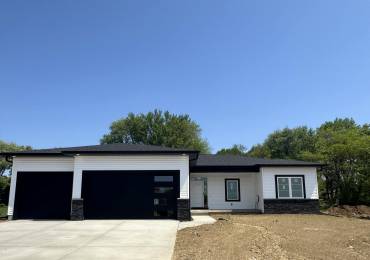 323 LINDA Lane, Riverdale, Iowa, 4 Bedrooms Bedrooms, ,3 BathroomsBathrooms,Residential,For Sale,LINDA,RMAQC4263041