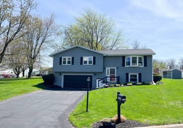 2201 OAK Drive, Eureka, Illinois, 3 Bedrooms Bedrooms, ,2 BathroomsBathrooms,Residential,For Sale,OAK,RMAPA1257357