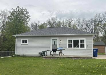 715 16TH Avenue North, Clinton, Iowa, 2 Bedrooms Bedrooms, ,1 BathroomBathrooms,Residential,For Sale,16TH,RMAQC4263221