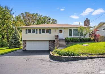 1109 33RD Street, Bettendorf, Iowa, 3 Bedrooms Bedrooms, ,2 BathroomsBathrooms,Residential,For Sale,33RD,RMAQC4263053