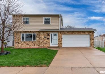 3841 GREENBRIER Drive, Bettendorf, Iowa, 4 Bedrooms Bedrooms, ,1 BathroomBathrooms,Residential,For Sale,GREENBRIER,RMAQC4262404