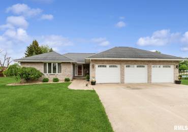 201 MAPLE Lane, Fulton, Illinois, 4 Bedrooms Bedrooms, ,3 BathroomsBathrooms,Residential,For Sale,MAPLE,RMAQC4263533
