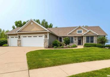 7 Redstone Court, Le Claire, Iowa, 4 Bedrooms Bedrooms, ,3 BathroomsBathrooms,Residential,For Sale,Redstone,RMAQC4263903