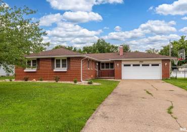 1704 CAROL Drive, Marion, Illinois, 3 Bedrooms Bedrooms, ,2 BathroomsBathrooms,Residential,For Sale,CAROL,RMAQC4264426