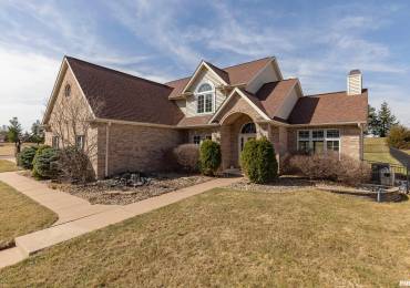4934 FOXBOROUGH Court, Bettendorf, Iowa, 6 Bedrooms Bedrooms, ,3 BathroomsBathrooms,Residential,For Sale,FOXBOROUGH,RMAQC4264513