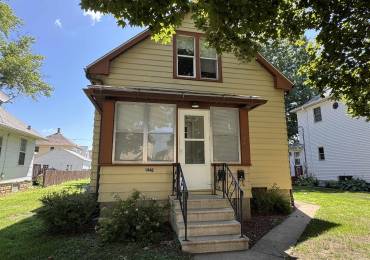 1842 4TH Street, Moline, Illinois, 2 Bedrooms Bedrooms, ,1 BathroomBathrooms,Residential Lease,For Rent,4TH,RMAQC4265071