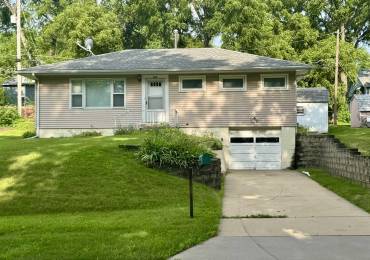 918 25TH Street, Bettendorf, Iowa, 3 Bedrooms Bedrooms, ,1 BathroomBathrooms,Residential Lease,For Rent,25TH,RMAQC4265120