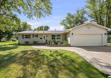 2525 4TH Street A, East Moline, Illinois, 3 Bedrooms Bedrooms, ,2 BathroomsBathrooms,Residential,For Sale,4TH,RMAQC4265247