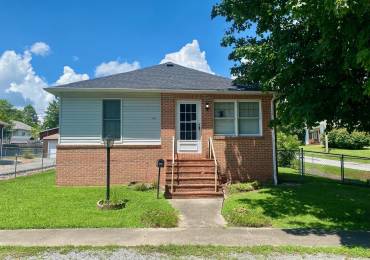 1915 OAK Street, West Frankfort, Illinois, 2 Bedrooms Bedrooms, ,1 BathroomBathrooms,Residential,For Sale,OAK,RMAEB458774